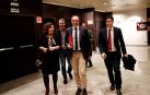 El presidente de UPN Javier Esparza (c) acompañado por la secretaria general del partido Yolanda Ibañez (i) y el vicepresidente Oscar Arizcurren (d), al termino de la reunión que ha mantenido esta tarde la Ejecutiva del partido para analizar el principio de acuerdo con Ciudadanos.