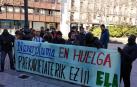 Trabajadores de Navarpluma concentrados frente al Parlamento de Navarra.
