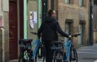 Momento en el que las bicicletas son retiradas tras la presentación oficial celebrada en la Plaza Consistorial el pasado 1 de marzo.
