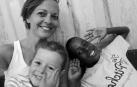 Yoana Irigaray Casado, con su hija Maialen y Bamba, el niño saharaui que acogieron en verano.