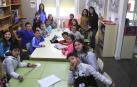 El grupo de alumnos al que le tocó trabajar ayer en la 'redacción' del colegio junto con las dos profesoras coordinadoras del proyecto.