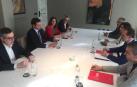 Los representantes de UPN y Ciudadanos, con Esparza y Rivera a la cabeza, durante la firma del acuerdo.