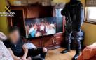 La guardia civil y el joven arrestado, en la vivienda donde estaba secuestrada la menor en Lugo.