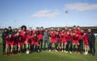 Manu Zapata, rodeado de la plantilla y el cuerpo técnico de Osasuna.