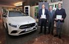 José Antonio Hidalgo, gerente de Gazpi, Virgilio Sagüés, presidente del Grupo La Información, y Javier Erroz (delegado Mercedes-Benz).
