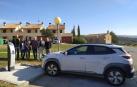 Se ha instalado un punto de recarga de vehículos eléctricos -gratuito- junto al campo de fútbol.