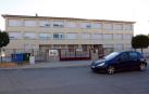 Un coche pasa junto al colegio San Bartolomé de Ribaforada, que acogerá a los alumnos de 1º de ESO.