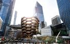 Fotografía que muestra varios edificios pertenecientes al complejo Hudson Yards, calificado como el mayor proyecto inmobiliario privado del país, este jueves en Nueva York (Estados Unidos).