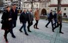 El presidente del Gobierno y candidato del PSOE, Pedro Sánchez (2i), acompañado por la presidenta del PSN, María Chivite (i), paseando por las calles de Pamplona donde participa este viernes en un acto político organizado por los socialistas navarros.
