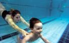 La natación desde los primeros meses de vida ayuda a reforzar los vínculos entre el bebé y sus progenitores.