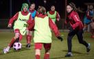 Izaskun Leoz, izquierda, y Nerea Tellería, derecha, pugnan por el balón durante un entrenamiento.