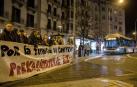Conductores del transporte urbano concentrados ayer noche en la plaza de Merindades de Pamplona.