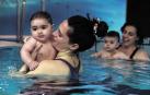 La natación desde los primeros meses de vida ayuda a reforzar los vínculos entre el bebé y sus progenitores.