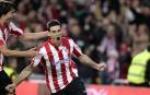 El delantero del Athletic de Bilbao, Aritz Aduriz (d), celebra su gol, segundo del equipo