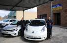 Rafa Montes Ros (izda) con el e-Golf que usó 4 meses como taxi y Joseba Arregui San Martín (dcha) con el Nissan Leaf, un taxi 100% eléctrico que usa hace más de 4 años.
