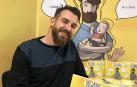 Eduardo Prádanos Grijalvo, palentino de 36 años, vive en el barrio madrileño de Malasaña, con su mujer, Ariana (31 años); y su hijo, Alex (2 años y medio). En la imagen, con su cómic.