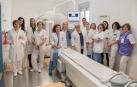 El equipo del Servicio de Medicina Nuclear junto a la nueva gammacámara.