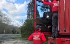 Agentes de la Policía Foral, en el tractocamión del denunciado.