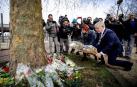 El alcalde de Utrecht, Jan van Zanen, y la concejala Linda Voortan depositan flores cerca del lugar del tiroteo