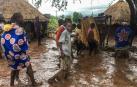 Habitantes de una aldea del centro de Mozambique, tras el paso del ciclón Idai