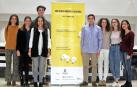 Los alumnos Reyes Hernández, Lucía Prado, María Pérez, Adrián Díaz.  Carlos Peña, Lucía Suárez, Celia Canseco y Sara Contreras, en una foto de familia tomada en la Universidad de Navarra junto al cartel que anuncia su logro.