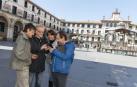 Cuatro personas juegan al 'Escape Tudela' en la plaza de los Fueros de la ciudad.