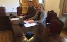 Guillermo Erice (Laseme) y la alcaldesa de Viana, Yolanda González, durante la firma del convenio.