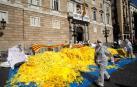 Antiindependentistas vuelcan miles de lazos amarillos frente a la Generalitat