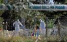 Agentes de la Policía Científica de la Guardia Civil investigan la muerte de los dos niños de Godella