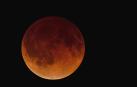 Un eclipse total ti&ntilde;e la Luna de rojo durante 78 minutos