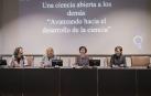 Ruth Vera, Rosa Menéndez, Pilar Lostao y María José Calasanz, en el coloquio que tuvo lugar en el edificio de Ciencias de la Universidad de Navarra.