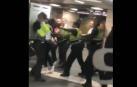 Imagen del vídeo durante la detención de un extranjero en el vestíbulo de la estación de Plaza de Catalunya de Barcelona.
