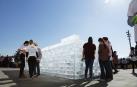 El artista estadounidense nacido en Madrid Iñigo Manglano-Ovalle ha llevado la instalación a base de bloques de hielo, 'Fluids Navarra', al Museo del campus universitario.