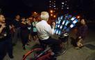 'El Tío Pokémon', un taiwanés que atrapa criaturas con 24 móviles en su bici