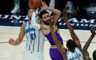Ricky Rubio, en acción ante Kemba Walker y Willy Hernangomez, de Charlotte Hornets.