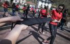 El frontón de Erratzu, localidad del valle de Baztan, fue el escenario este pasado fin de semana de la tercera jornada de los Juegos Deportivos de Navarra dentro de la modalidad de Deporte Rural o Herri Kirolak. Allí se dieron cita cerca de 400 jóvenes para practicar distintas modalidades.
