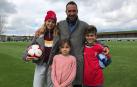 Álex Fernández, de visita en Tajonar con su familia