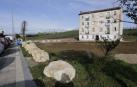 Denuncian que rodean de rocas el acceso a un edificio en la Rochapea