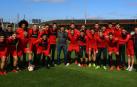 Manu Zapata, de Los Lobos, con los jugadores y técnicos de Osasuna, en una visita a Tajonar.