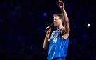 Dirk Nowitzki se dirige al público de Dallas al anunciar su retirada.