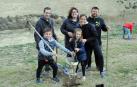 La tarde del sábado 6 de abril, los vecinos de Caparroso se reunieron en el Barranco Salado para participar en una nueva edición del Día del Árbol. Una jornada en la que, además de plantar los nuevos ejemplares, las familias disfrutaron de una merienda. El acto corrió a cargo del consistorio local y la apyma del colegio público.