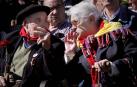 Dos familiares de represaliados de la República durante el homenaje que ha tenido lugar este sábado en la Vuelta del Castillo de Pamplona.