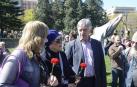 Ana Ollo, Uxue Barkos y Koldo Martínez, en el homenaje a represaliados del franquismo que ha tenido lugar este sábado en la Vuelta del Castillo de Pamplona.