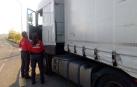 Agentes de la Policía Foral, junto al camión en Lodosa.