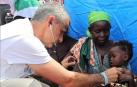Un médico atiende a un niño en Mozambique.