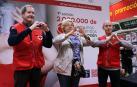 Miembros de Cruz Roja, durante la campaña "2.000.000 de Desayunos y Meriendas #ConCorazón".