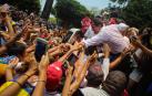 Juan Guaidó saluda sus seguidores durante un acto en la Plaza Bolívar de Machiques.