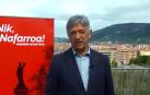Koldo Martínez, junto al Archivo de Navarra, con el fuerte San Cristóbal al fondo.