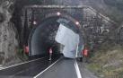 El viento provoca la caída de la tela asfáltica del techo del túnel de Eugi