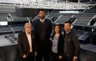 El presidente de la Federación Española de Baloncesto, Jorge Garbajosa (2i), acompañado de la consejera de Cultura, Deporte y Juventud del Ejecutivo foral, Ana Herrera, del director de Navarra Arena, Moncho Urdiáin (d) y del directivo de la Federación Navarra de Baloncesto, José Javier Echeverría (i), en el Navarra Arena.